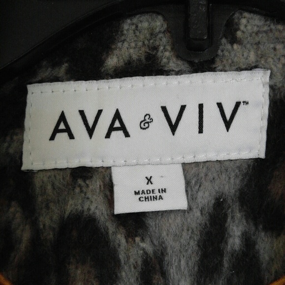 Cheetah gray long soft faux fur coat - Picture 3 of 7